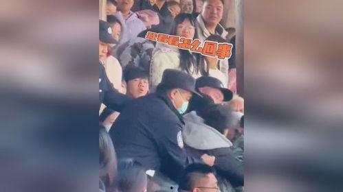 打架观众吃瓜,观众吃瓜，见证打架盛宴