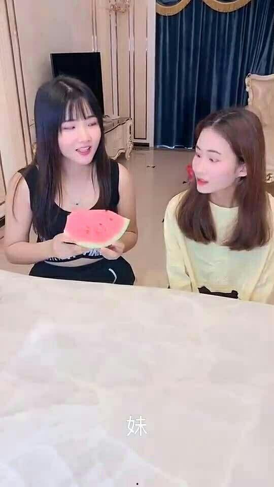 姐姐给妹妹吃瓜,妹妹喜收瓜果温情时刻