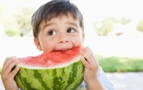 夏天孩子吃瓜群众,夏日儿童瓜果盛宴