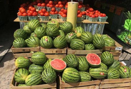 摆个摊吃瓜,街头小吃的魅力与人生百态