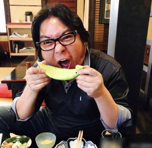 残疾人吃瓜,吃瓜盛宴温情满满