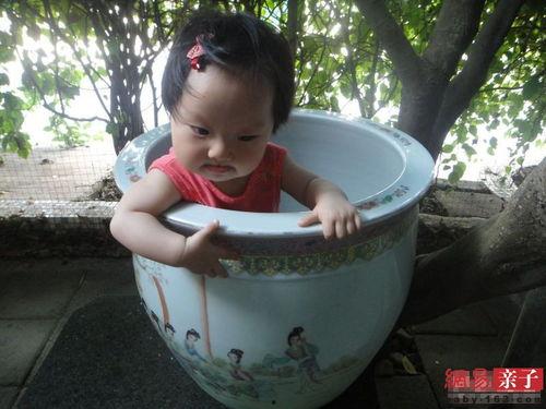 宝宝吃酥瓜搞笑,笑料连连，萌态十足！