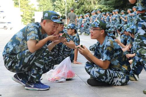 士兵吃瓜,士兵们共享瓜果时光