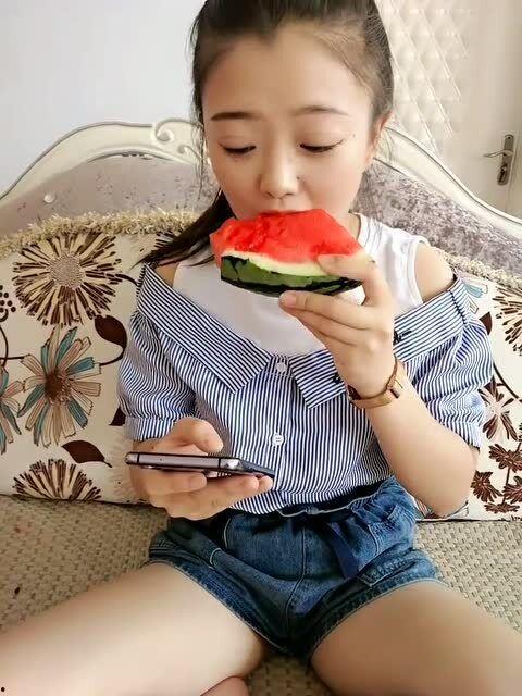 仙女吃瓜吐了视频,瓜太猛了！