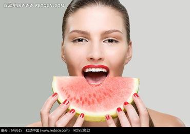 旅游美女吃瓜图片,捕捉夏日休闲瞬间