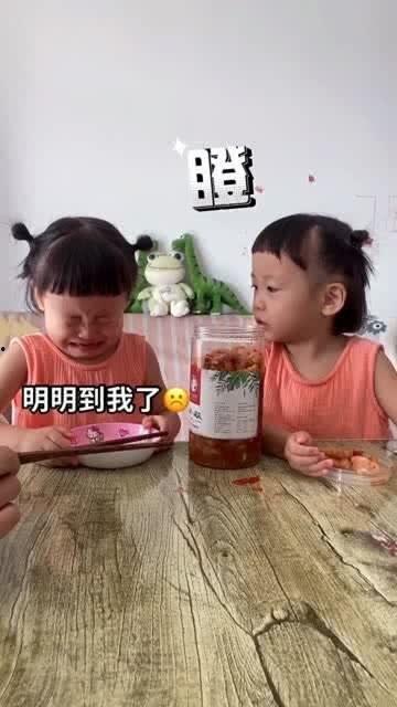 姐姐给妹妹吃瓜,妹妹喜收瓜果温情时刻