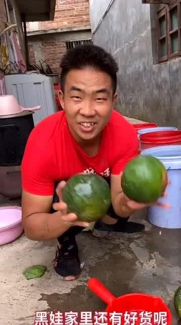 小伙子吃瓜,小伙子意外吃瓜引发的趣事