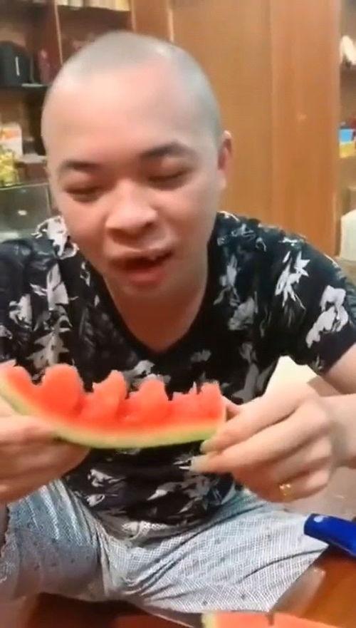 小伙子吃瓜,小伙子意外吃瓜引发的趣事